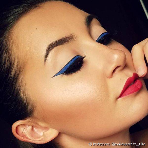 O delineado azul é ideal para quem gosta de maquiagens divertidas e modernas (Foto: Instagram @makeupartist_yulia)